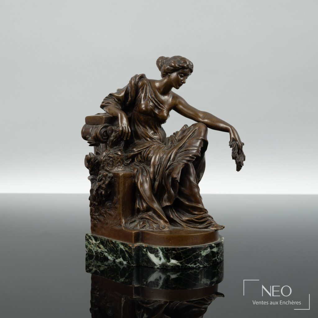 Bronze de femme à l'Antique tenant une couronne de lauriers