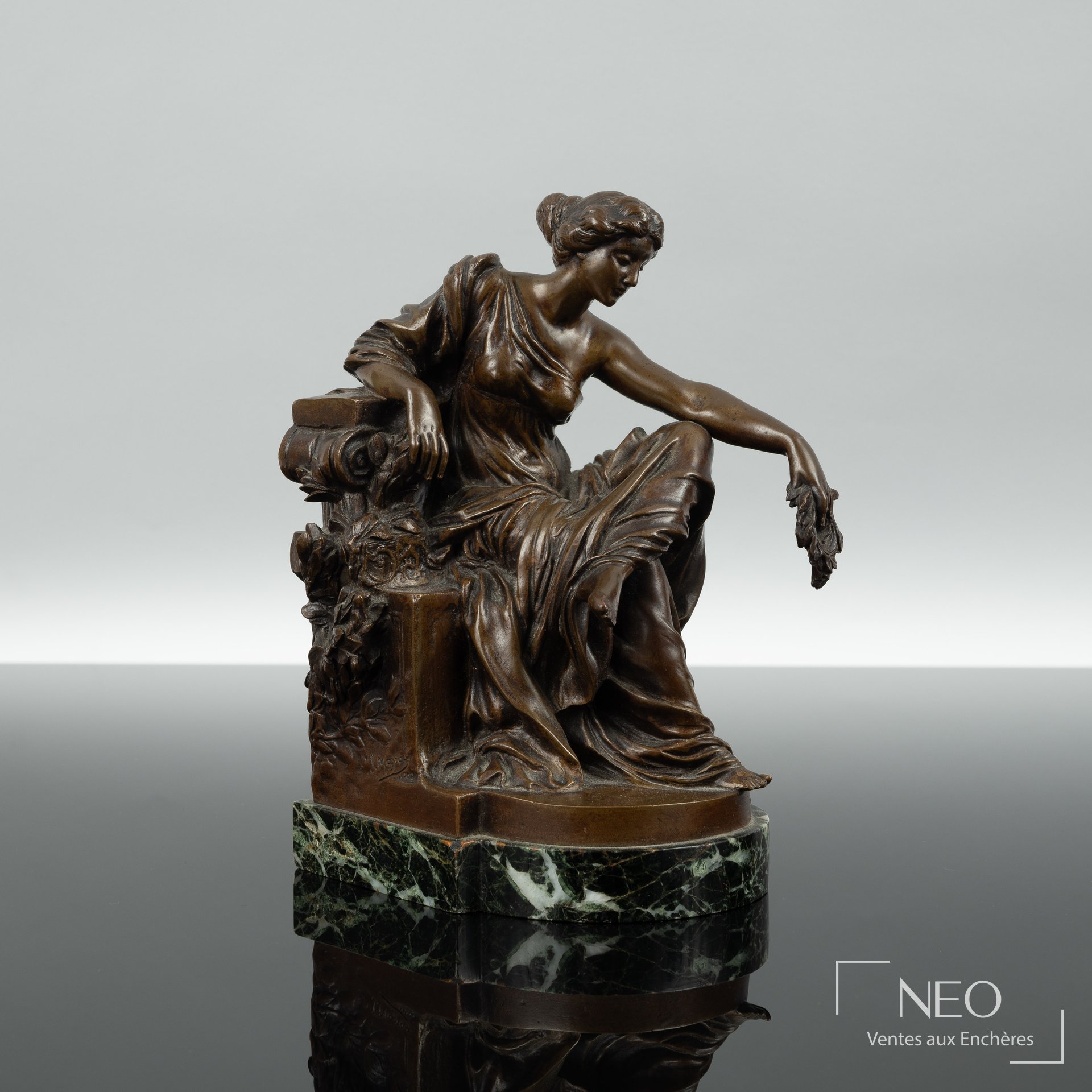 Bronze de femme à l'Antique tenant une couronne de lauriers