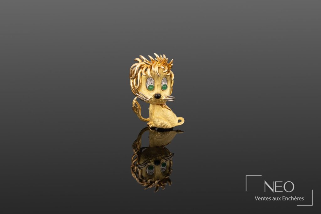 Broche lion en or jaune