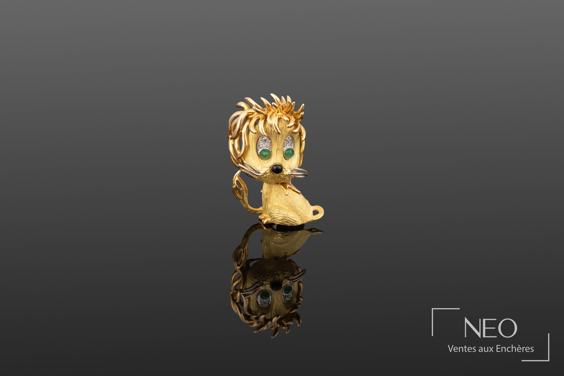 Broche lion en or jaune