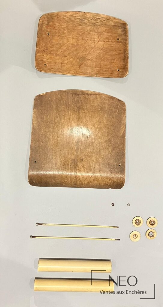 Deux éléments en contreplaqué de chêne et la quincaillerie déposée de la chaise