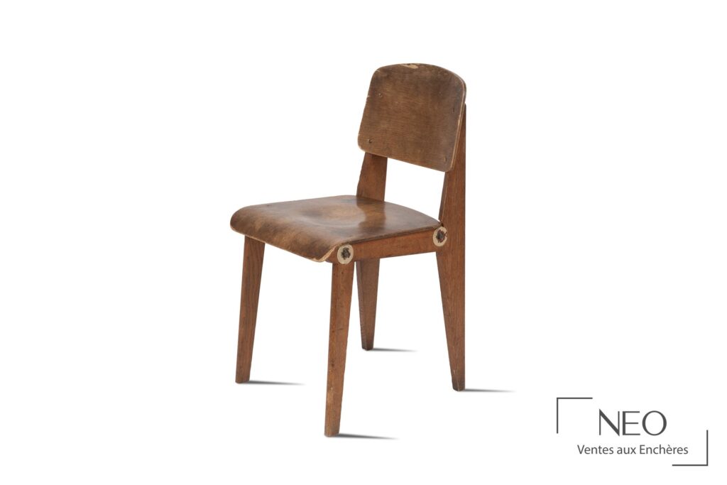 Chaise démontable en bois vue de trois quarts sur fond blanc