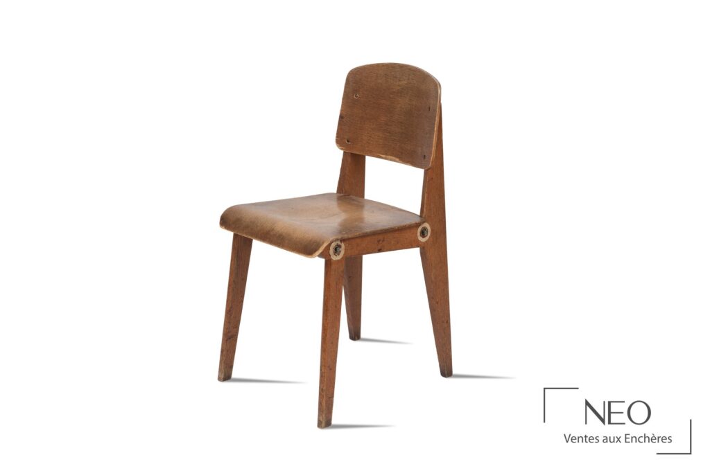 Chaise démontable en bois de Jean Prouvé vue de trois quarts face sur fond blanc