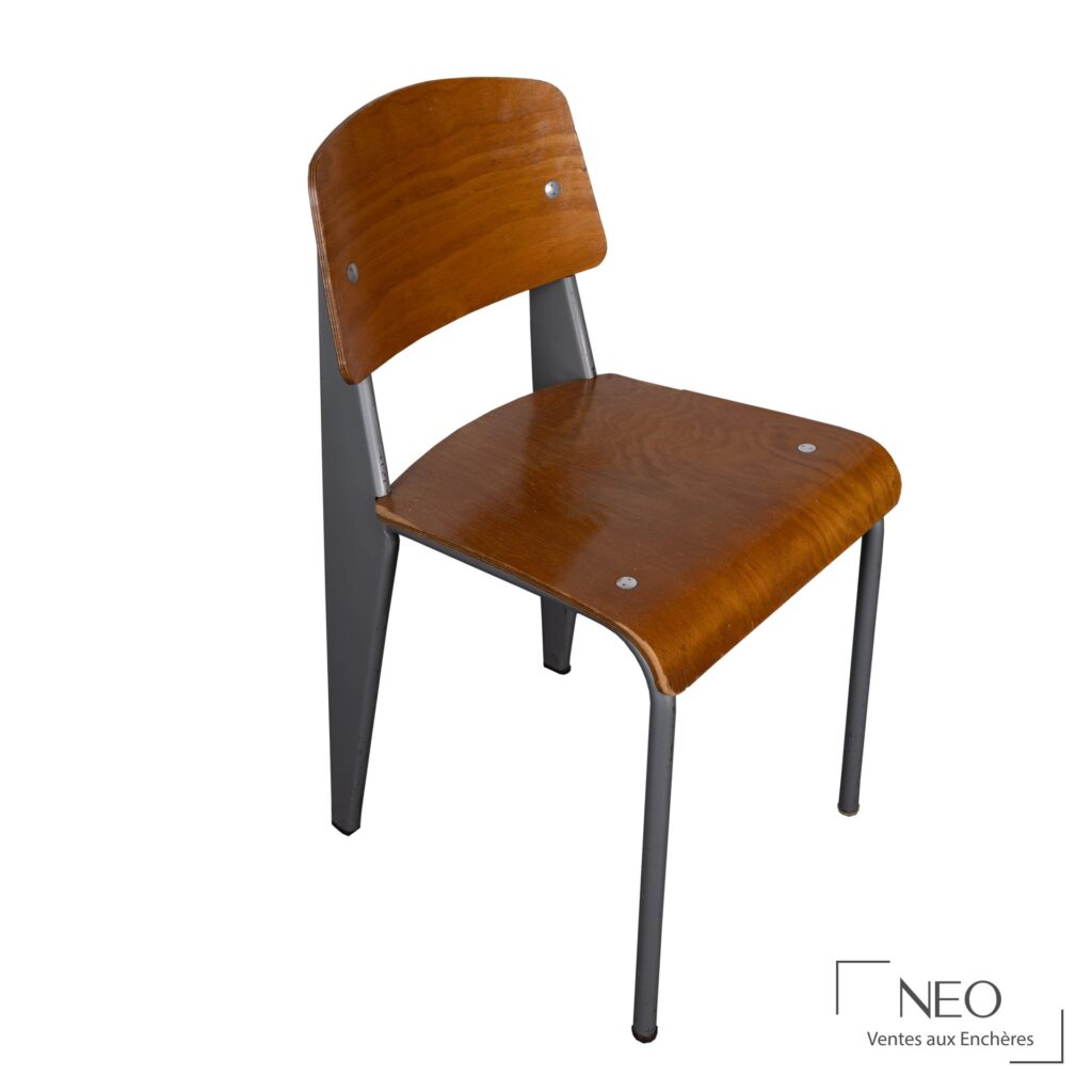 Chaise Standard de Jean Prouvé en vue de face