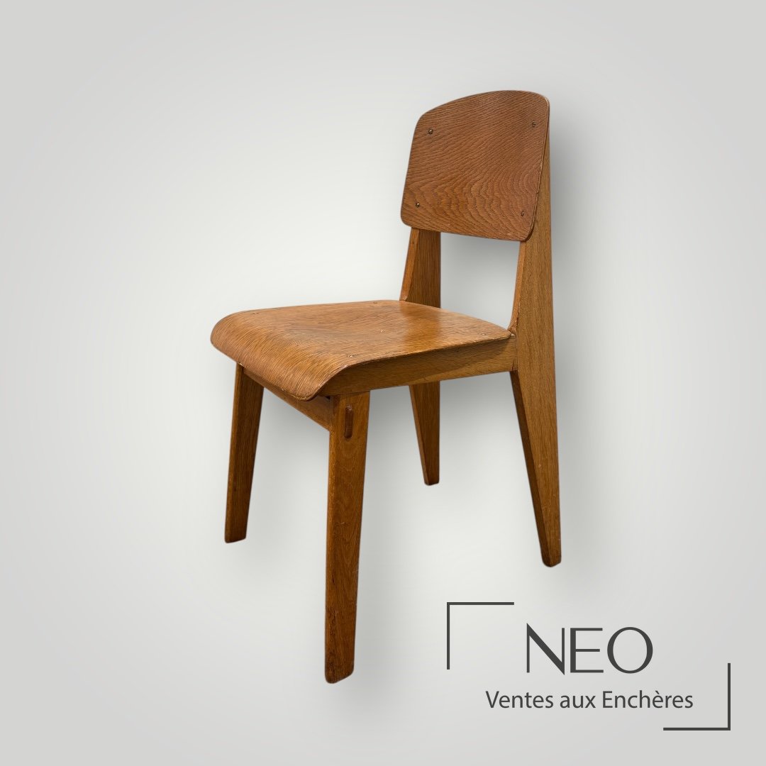 Chaise en bois de Jean Prouvé vue de trois quarts