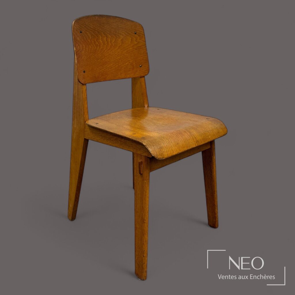 Chaise en contreplaqué de chêne vue de trois quarts avant