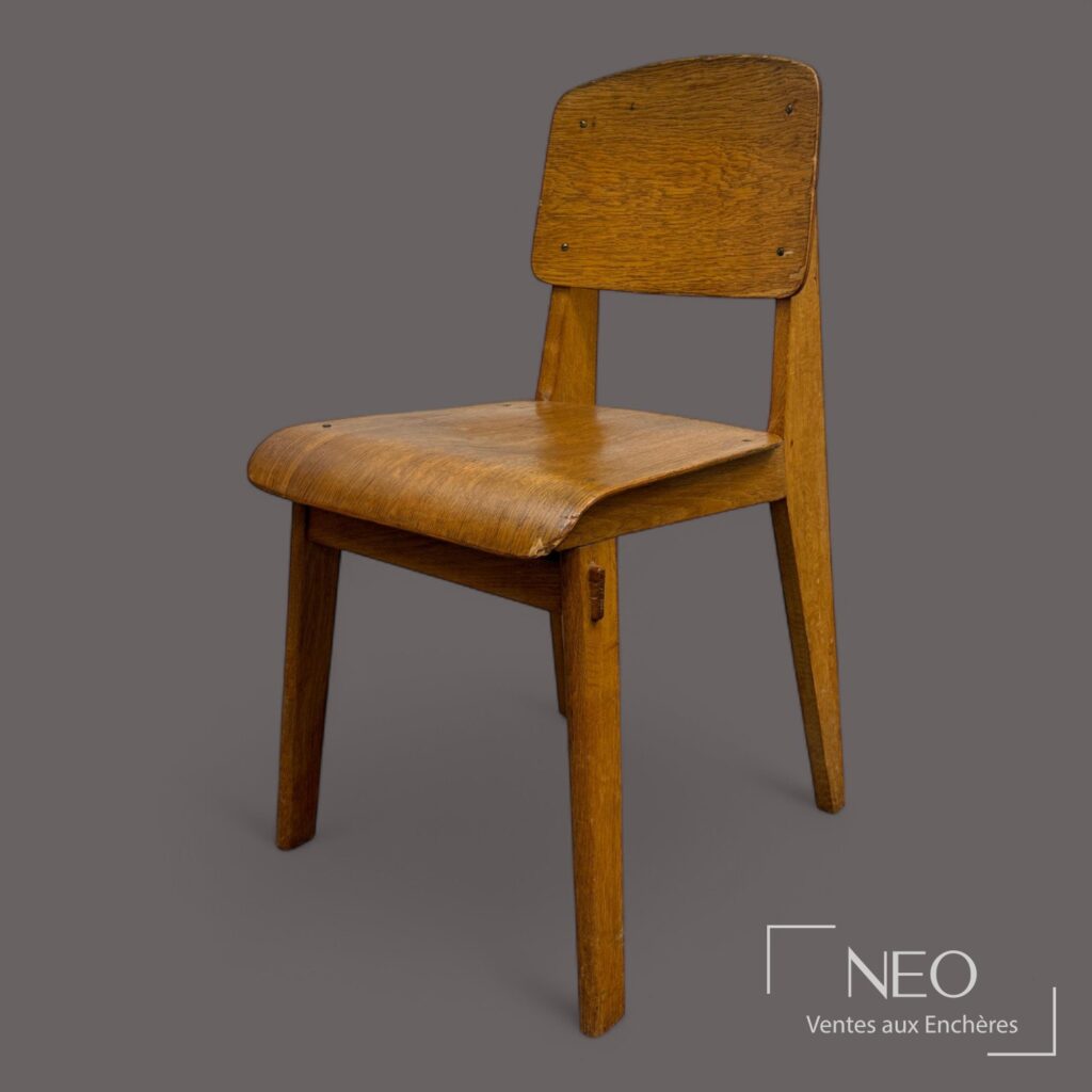Chaise en contreplaqué de chêne vue de trois quarts face