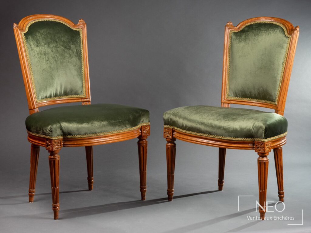 Paire de chaises Louis XVI en bois sculpté et garniture verte