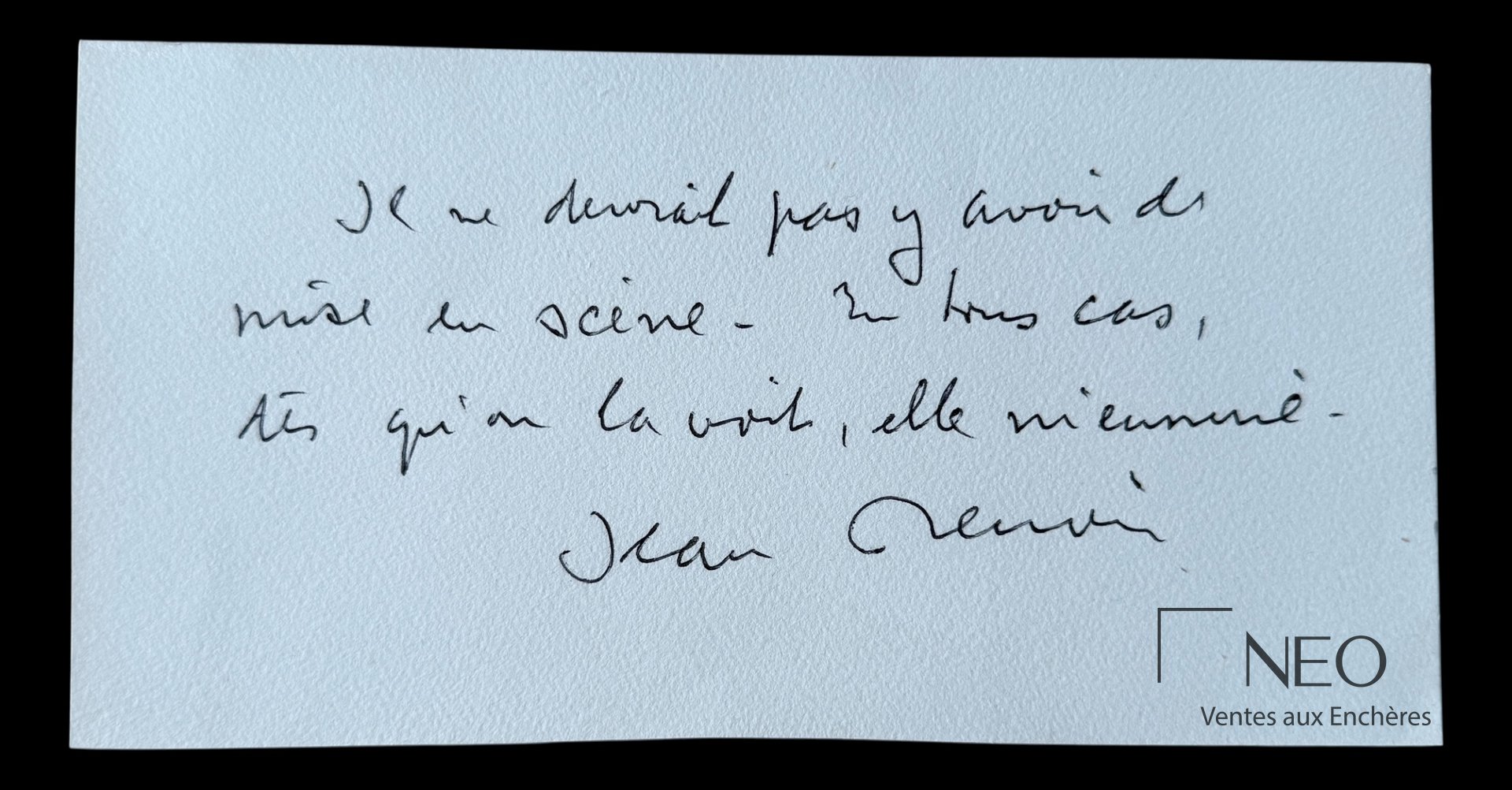 Billet autographe signé de Jean Renoir avec texte manuscrit en encre noire sur papier clair.
