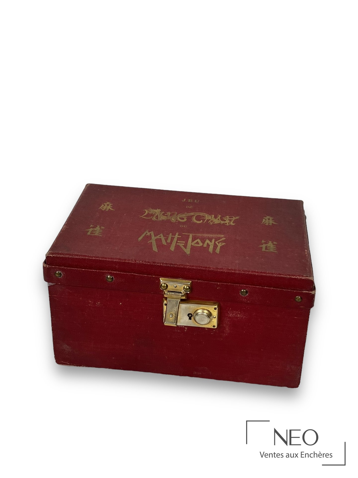Coffret rouge fermé de jeu de mah-jong avec fermoir en métal doré