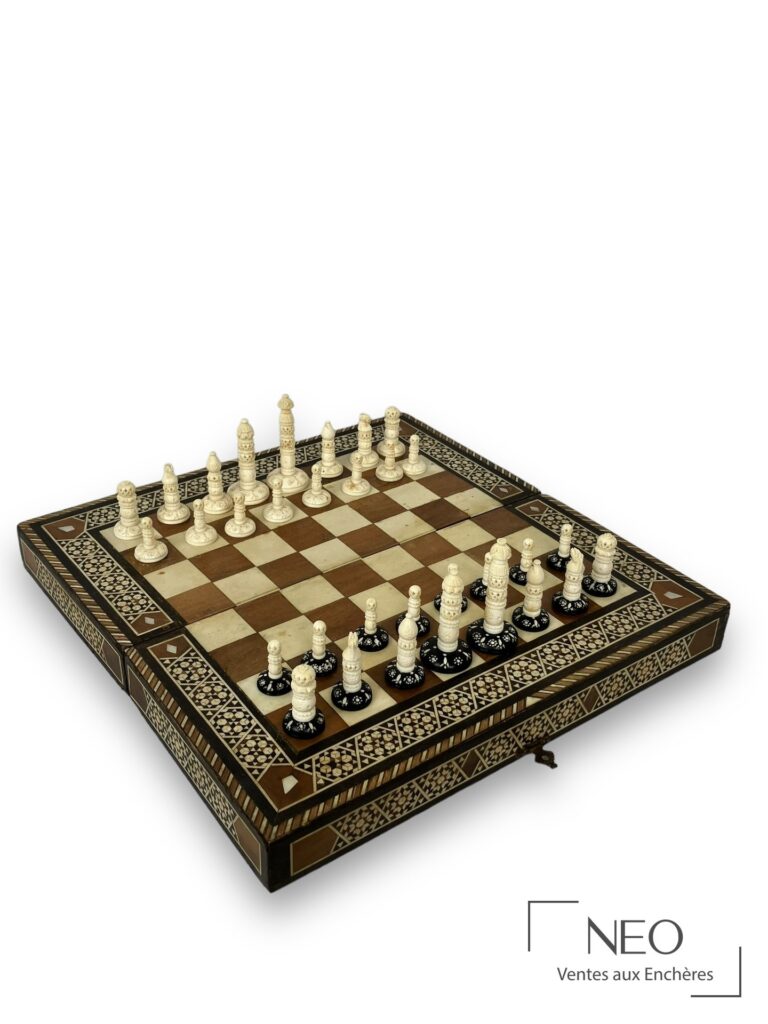 Jeu de tavla fermé avec plateau d’échecs visible et pions disposés dessus