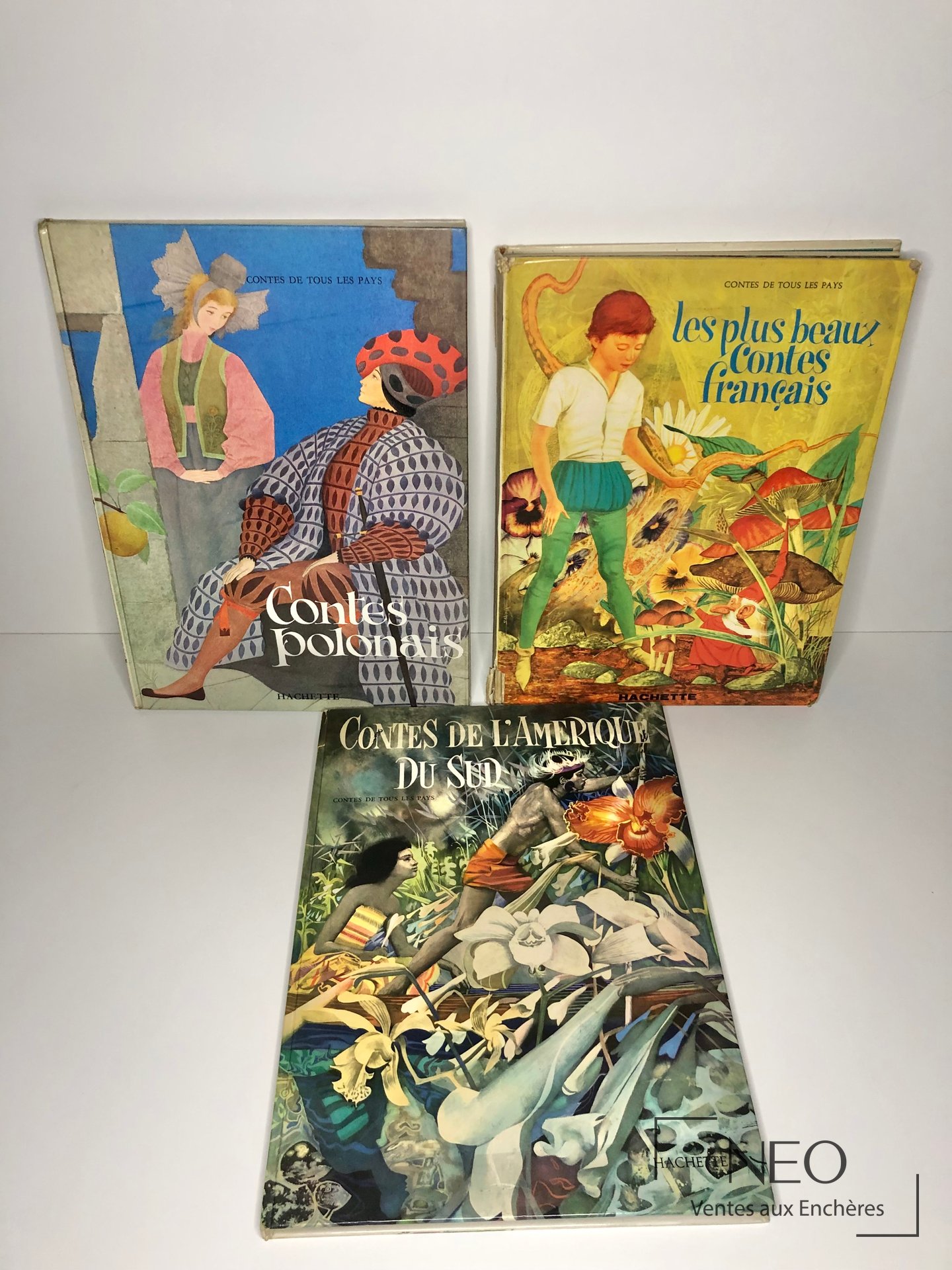Trois volumes Hachette de contes illustrés présentés de face