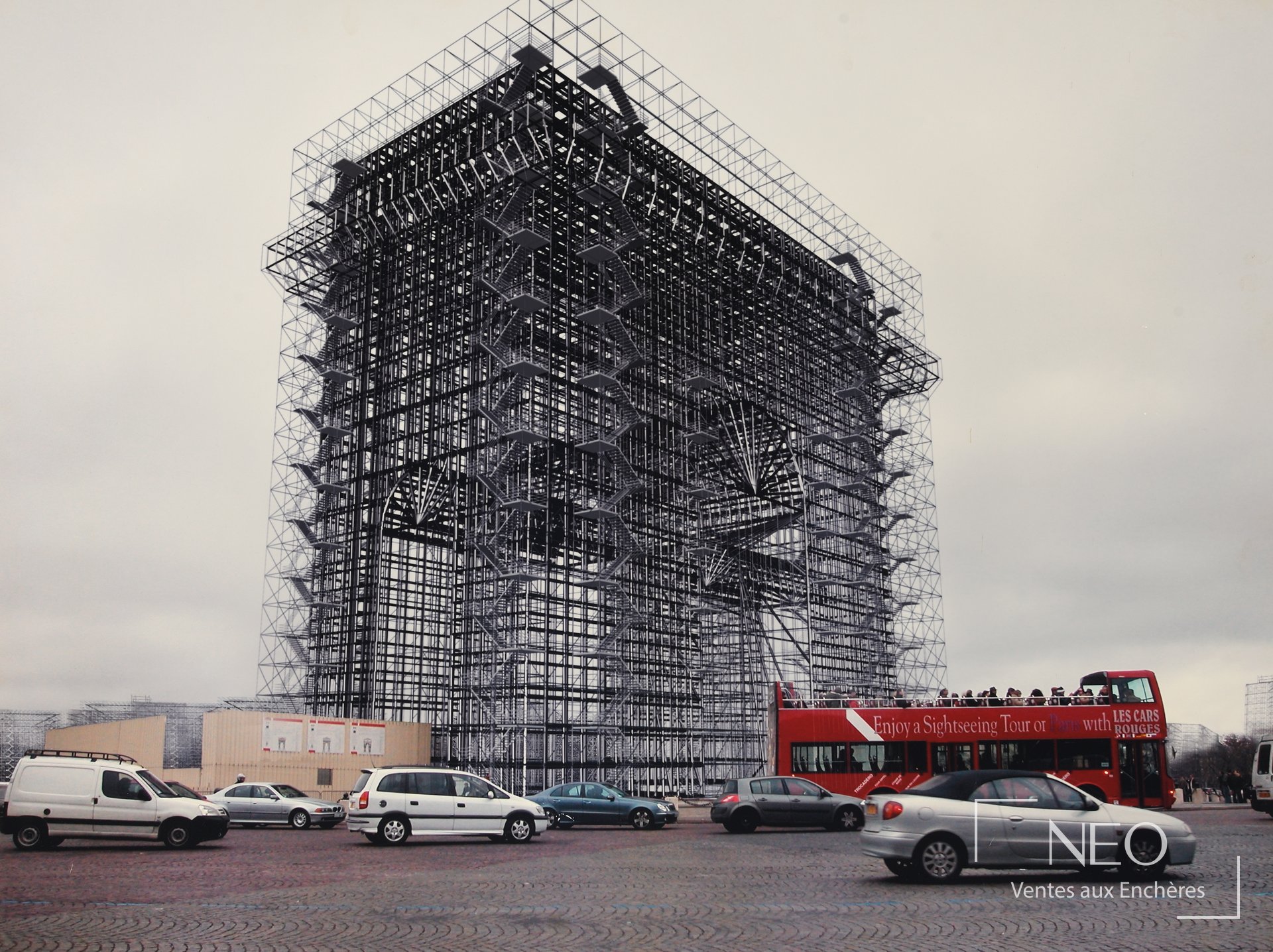 Diptyque photographique de Ji Zhou représentant un vaste échafaudage urbain devant l’Arc de Triomphe