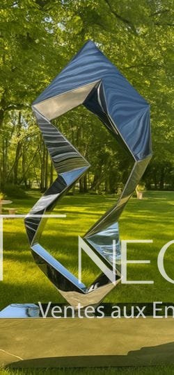 Sculpture monumentale en acier et inox poli miroir dans un jardin