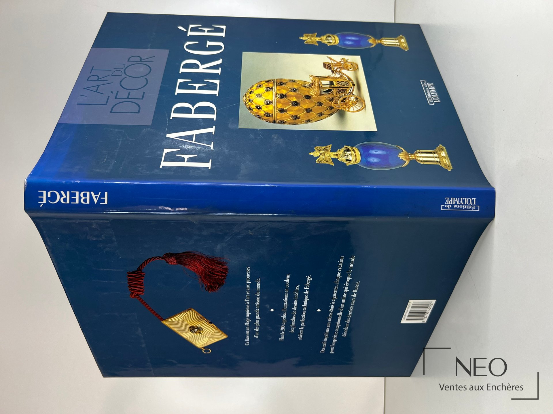 Couverture illustrée bleue du livre L'art de Fabergé