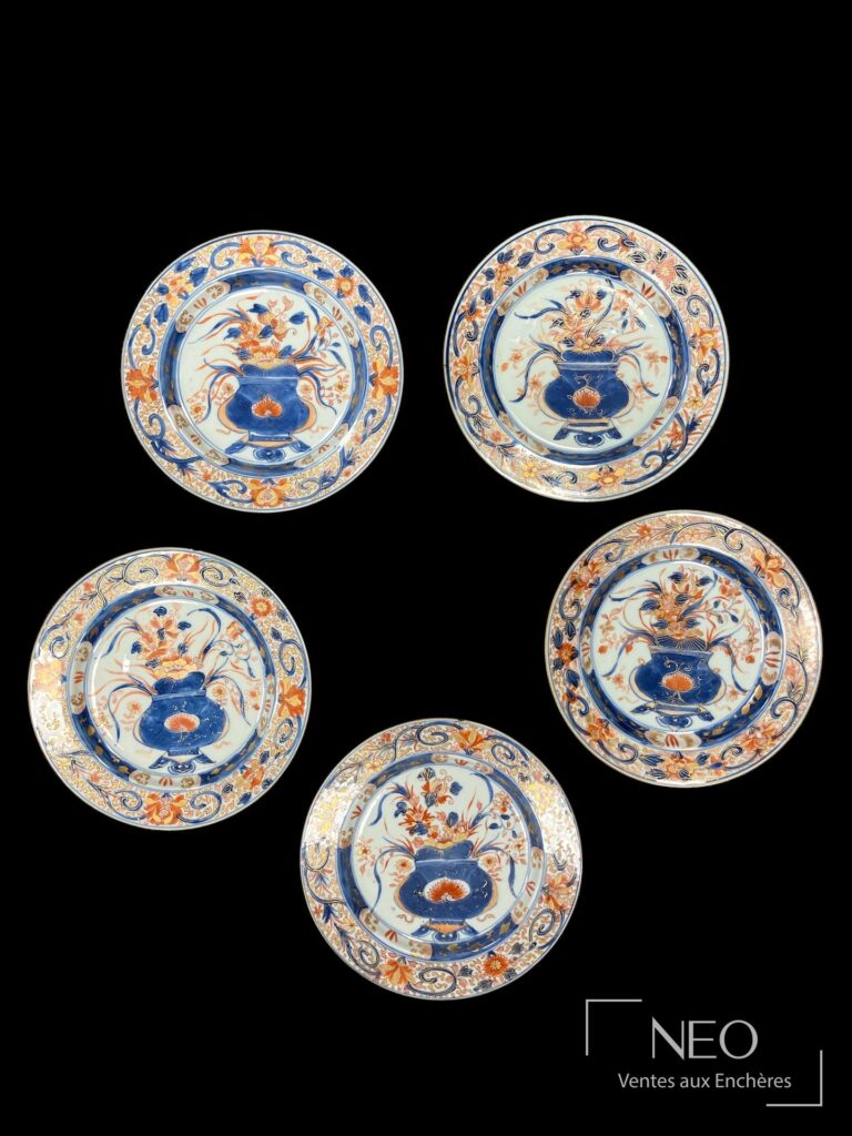Cinq assiettes chinoises en porcelaine polychrome