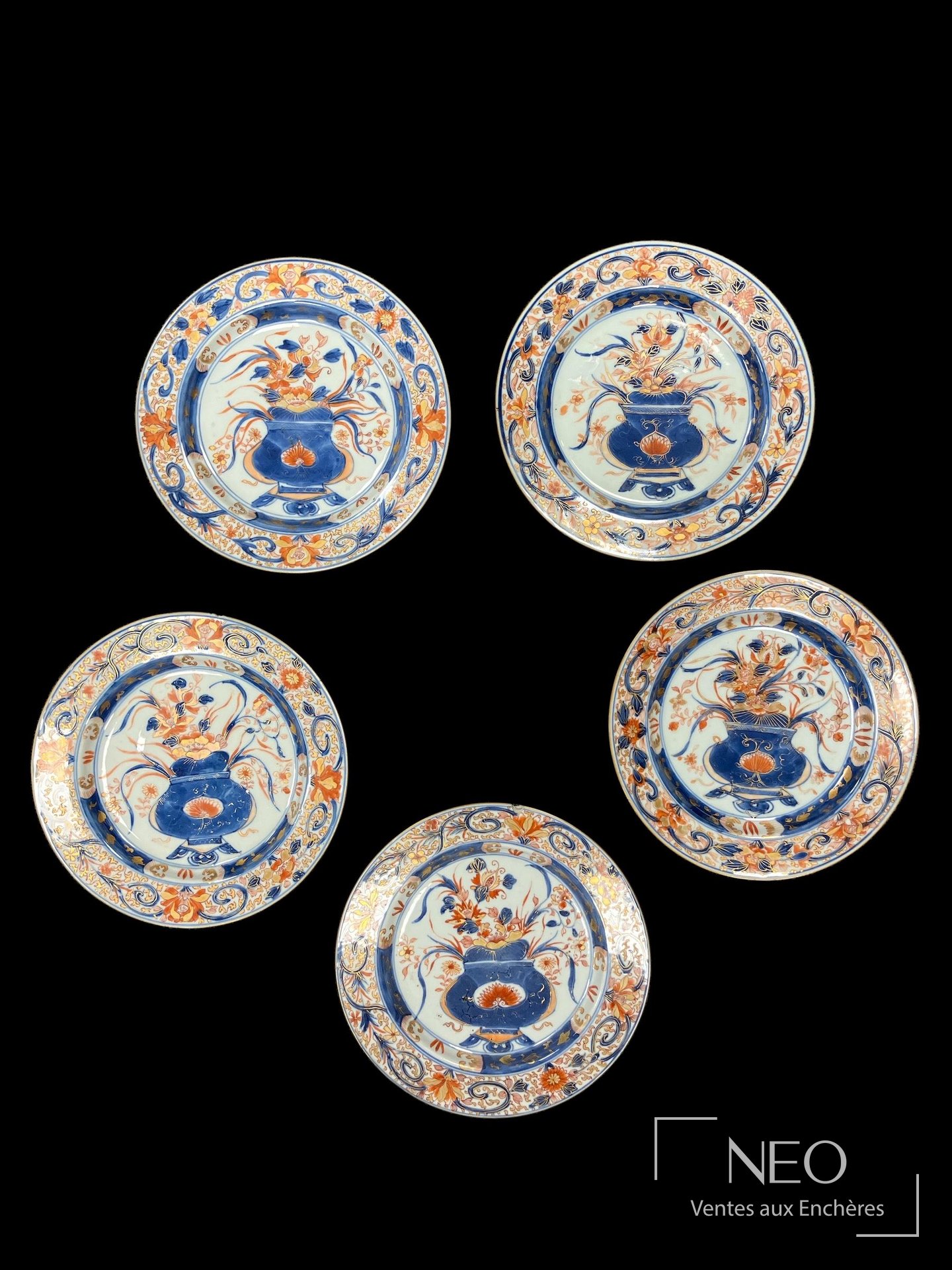 Cinq assiettes chinoises en porcelaine polychrome