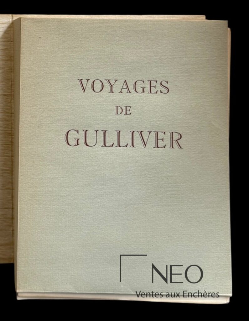 Couverture du volume Voyages de Gulliver avec titre imprimé en rouge sur fond clair.