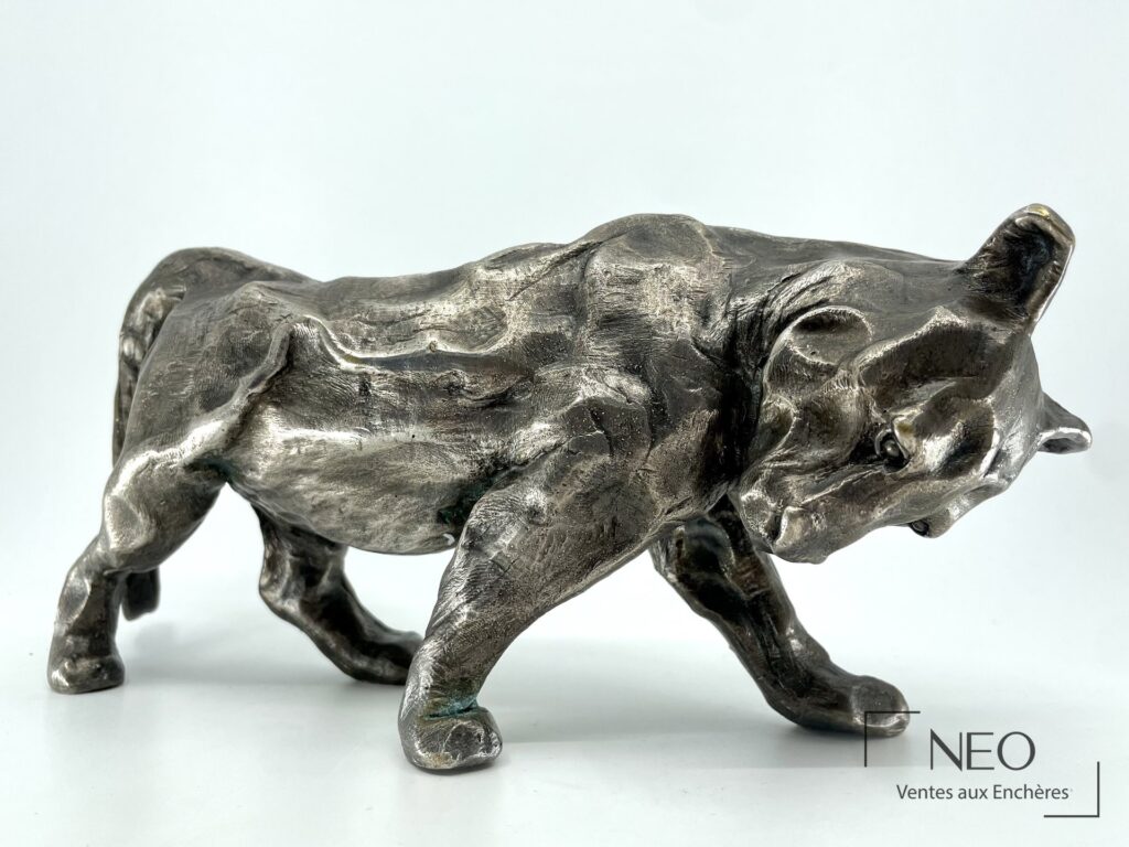 Panthère en bronze argenté représentée marchant