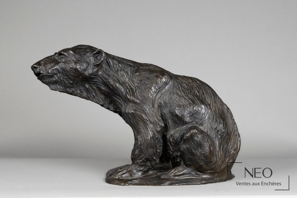 Sculpture d’ours assis en bronze à patine noire