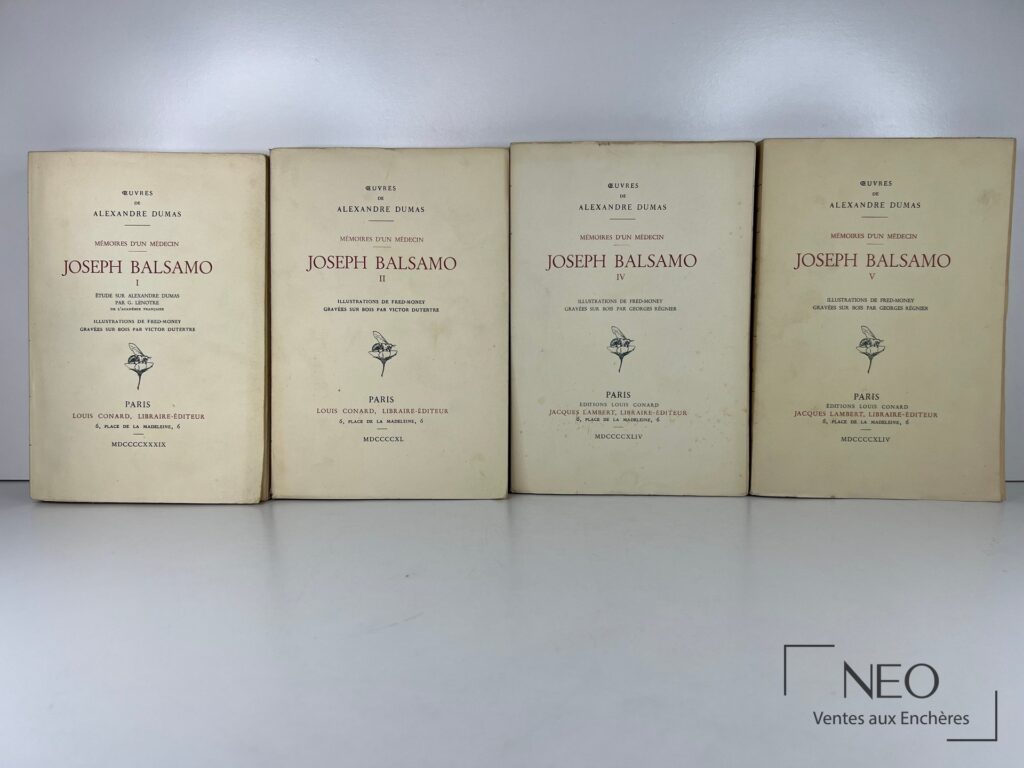Quatre volumes brochés de Joseph Balsamo d’Alexandre Dumas alignés de face