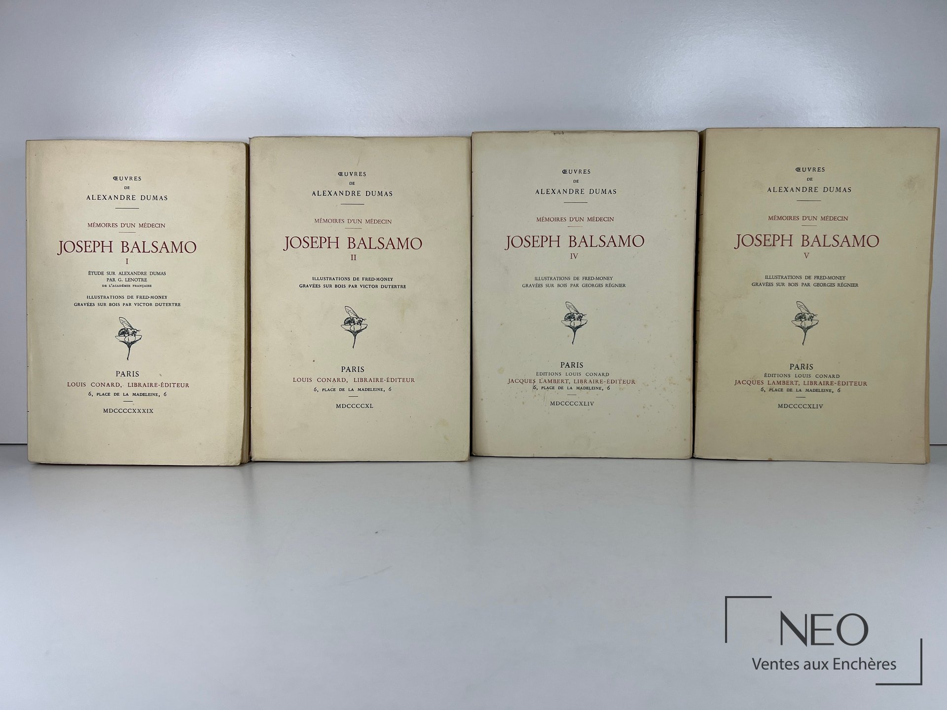 Quatre volumes brochés de Joseph Balsamo d’Alexandre Dumas alignés de face