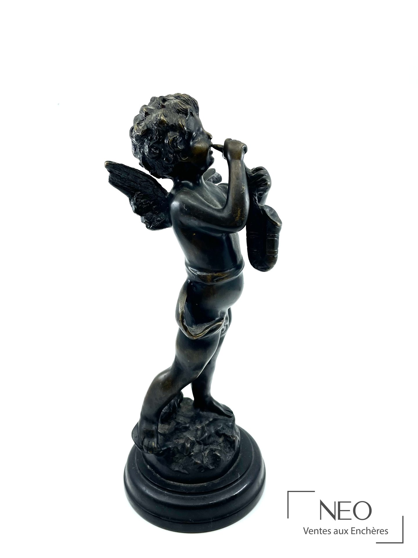 Putto musicien en bronze à patine brune