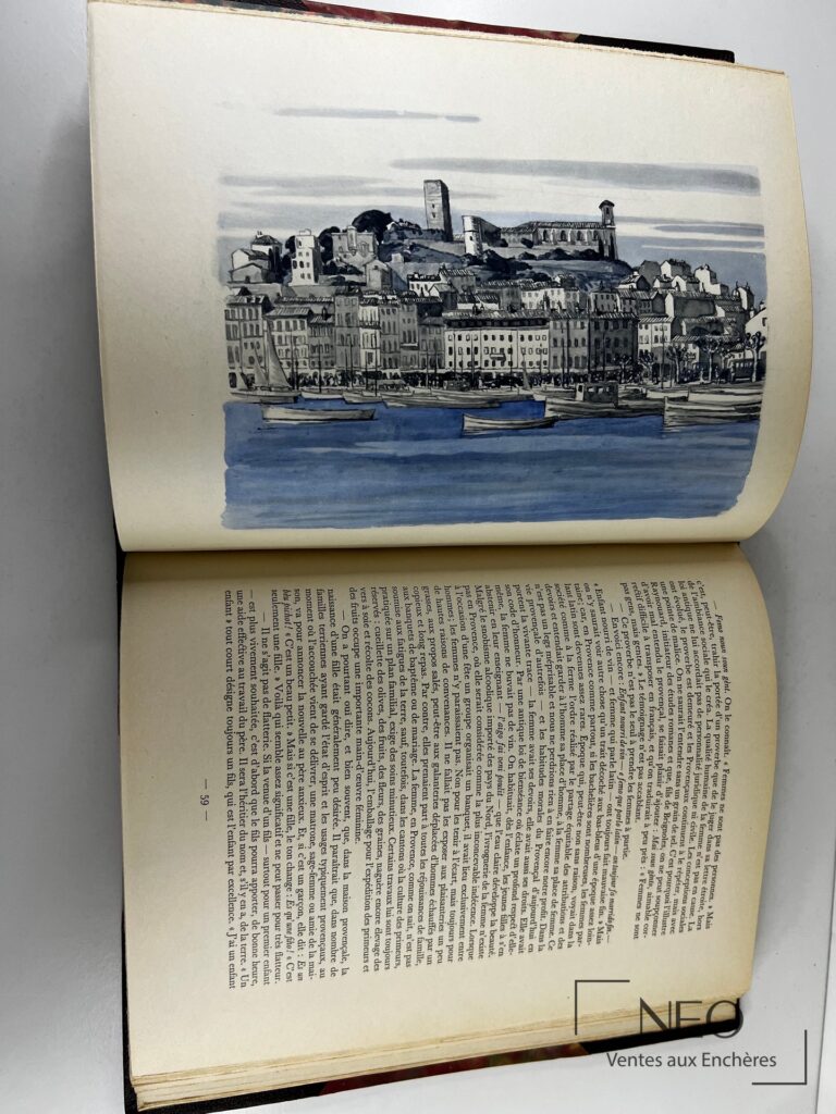 Ouvrage ouvert montrant une illustration en couleur d’un port provençal et une page de texte