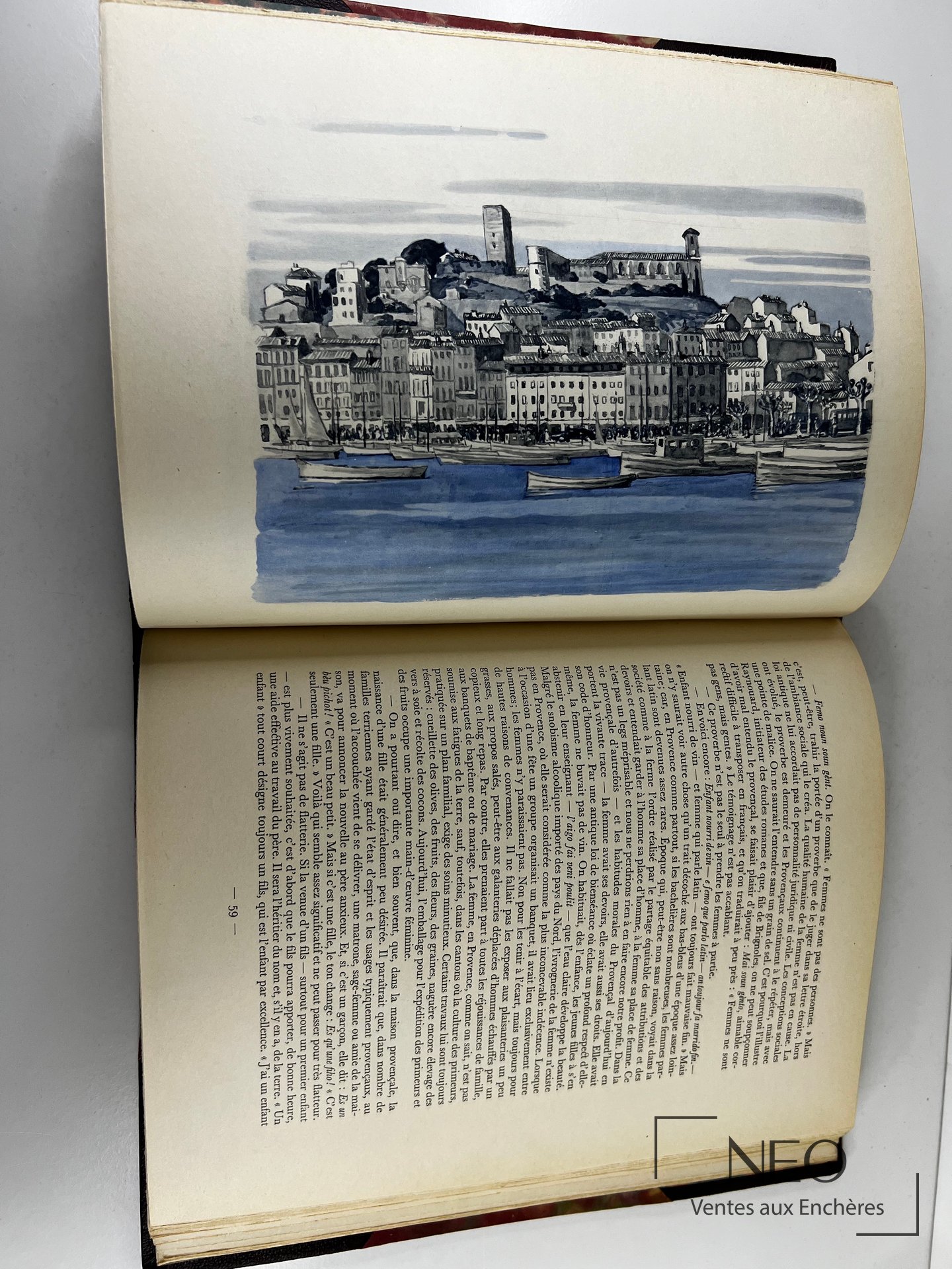 Ouvrage ouvert montrant une illustration en couleur d’un port provençal et une page de texte