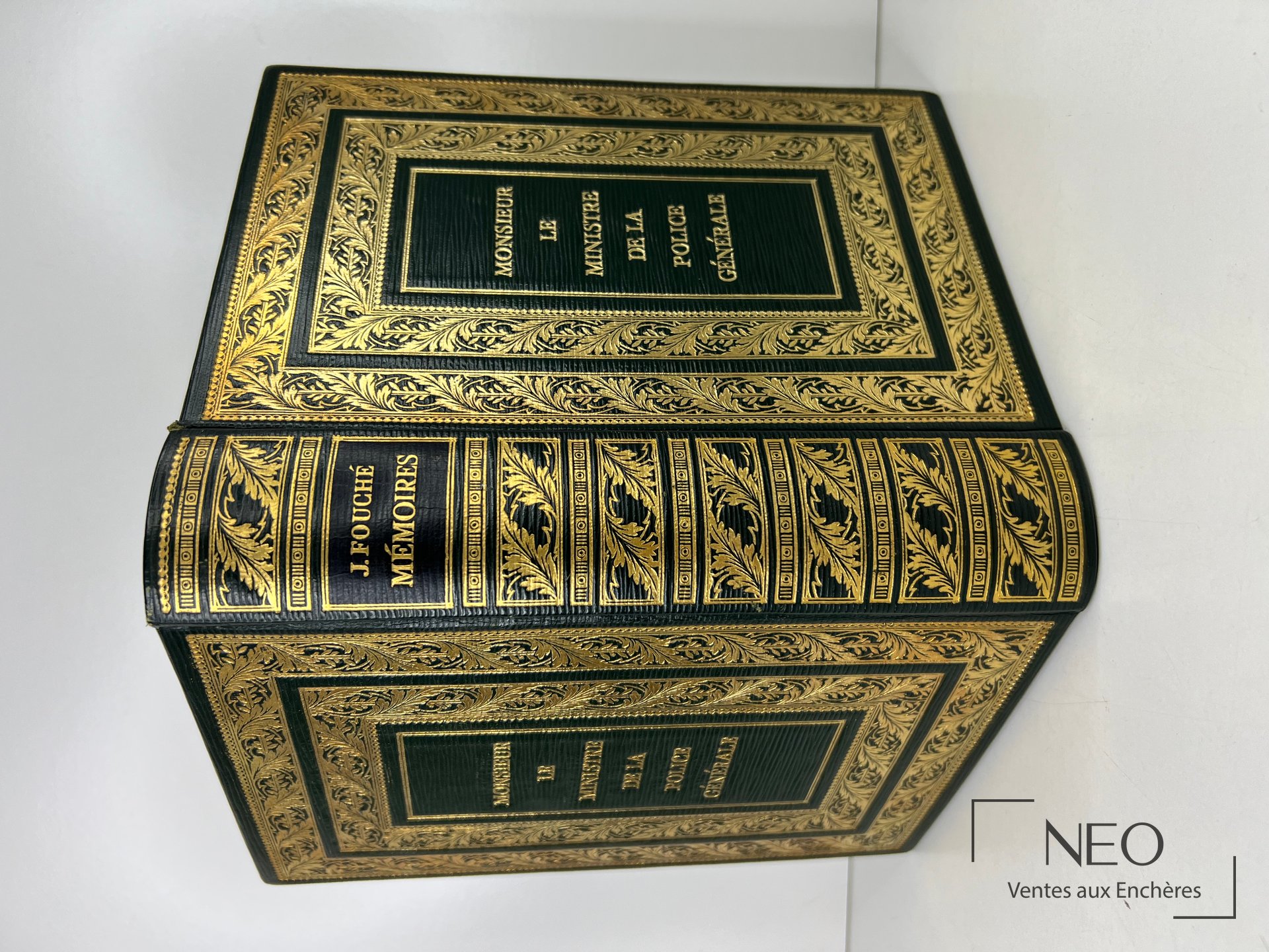 Couverture noire à riches ornements dorés et titre en lettres dorées sur le plat.