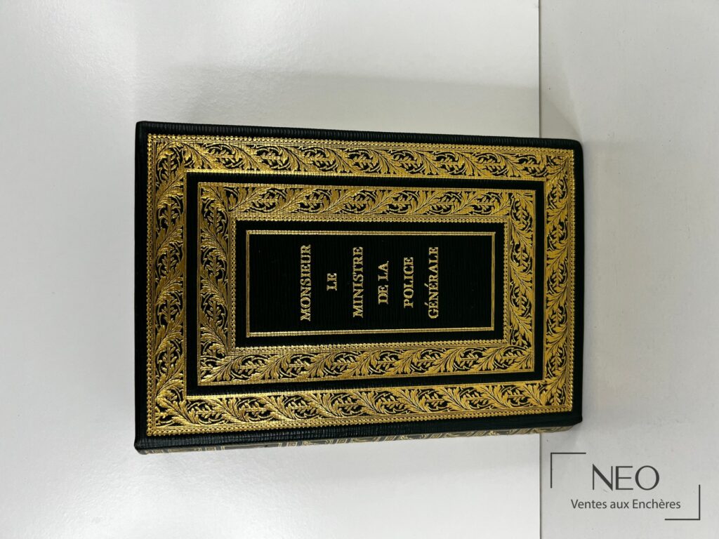 Couverture noire ornée de dorures avec le titre Joseph Fouché