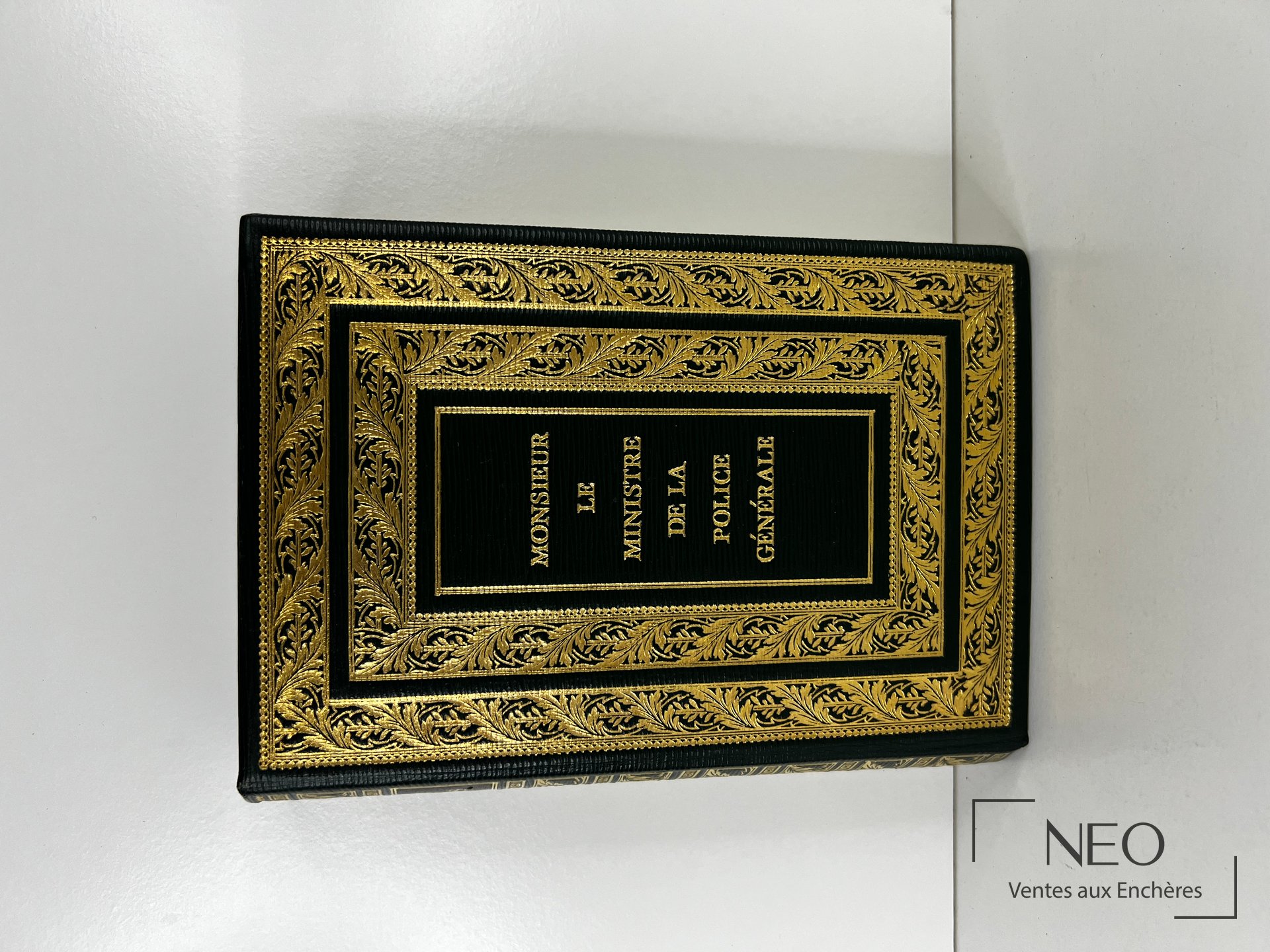 Couverture noire ornée de dorures avec le titre Joseph Fouché