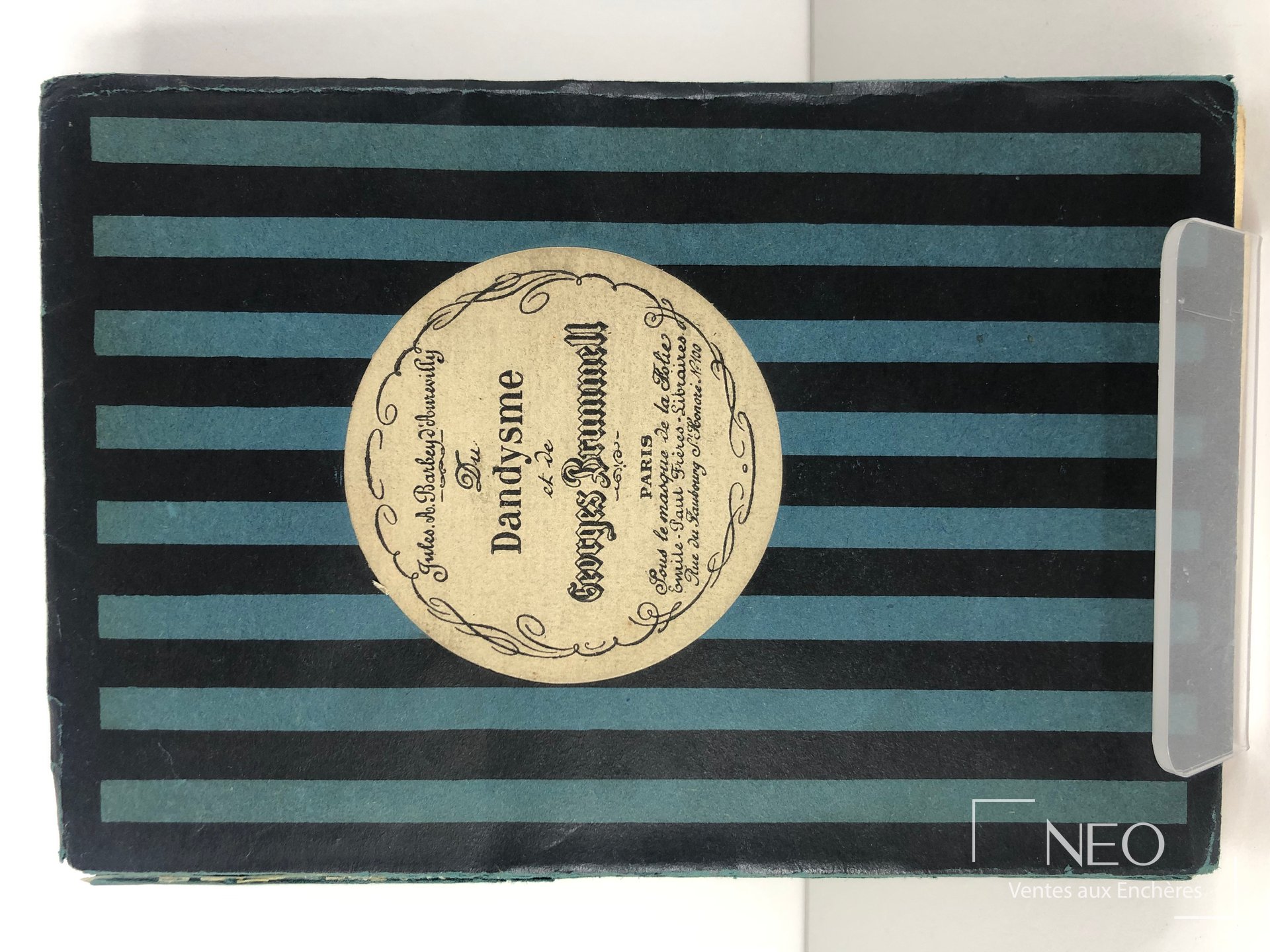 Couverture à bandes bleues et noires avec étiquette centrale de Du Dandysme et de Georges Brummell