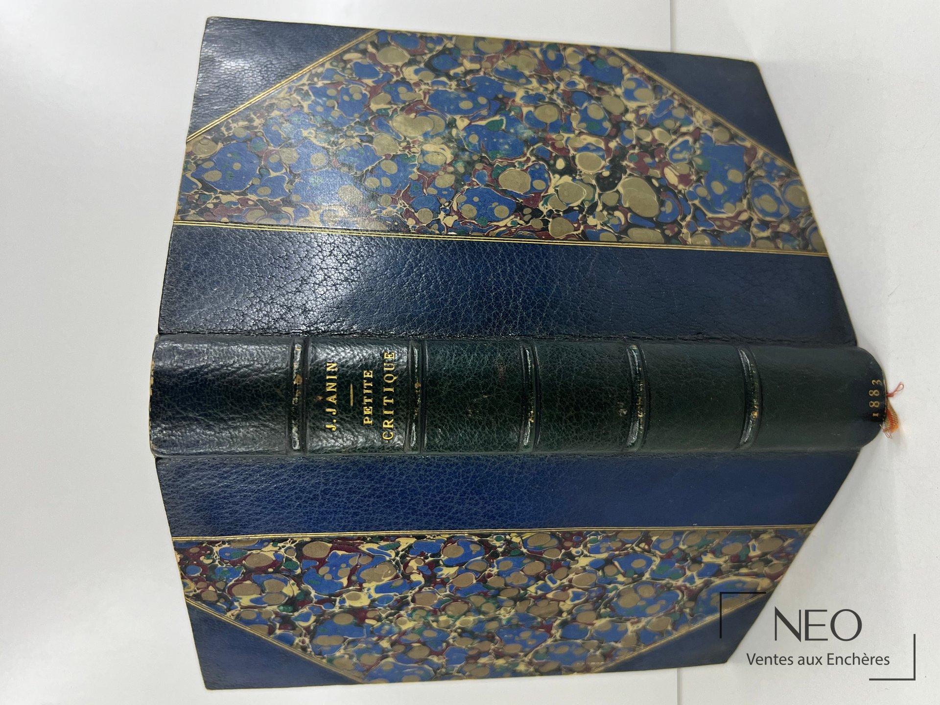 Reliure en demi chagrin bleu à coins avec large décor de papier marbré