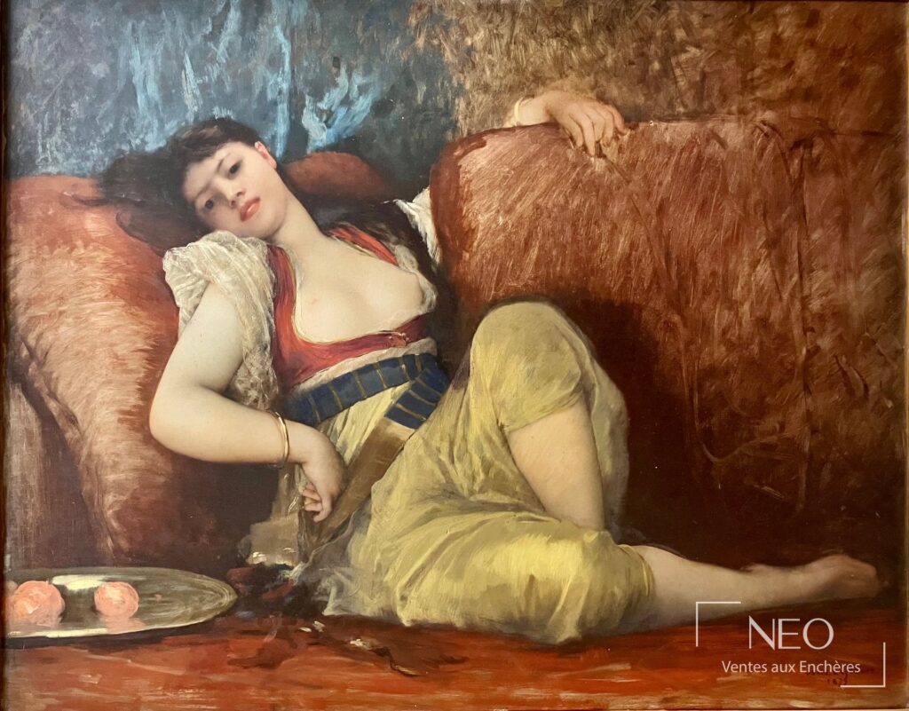 Peinture d'odalisque allongée tenant un plateau