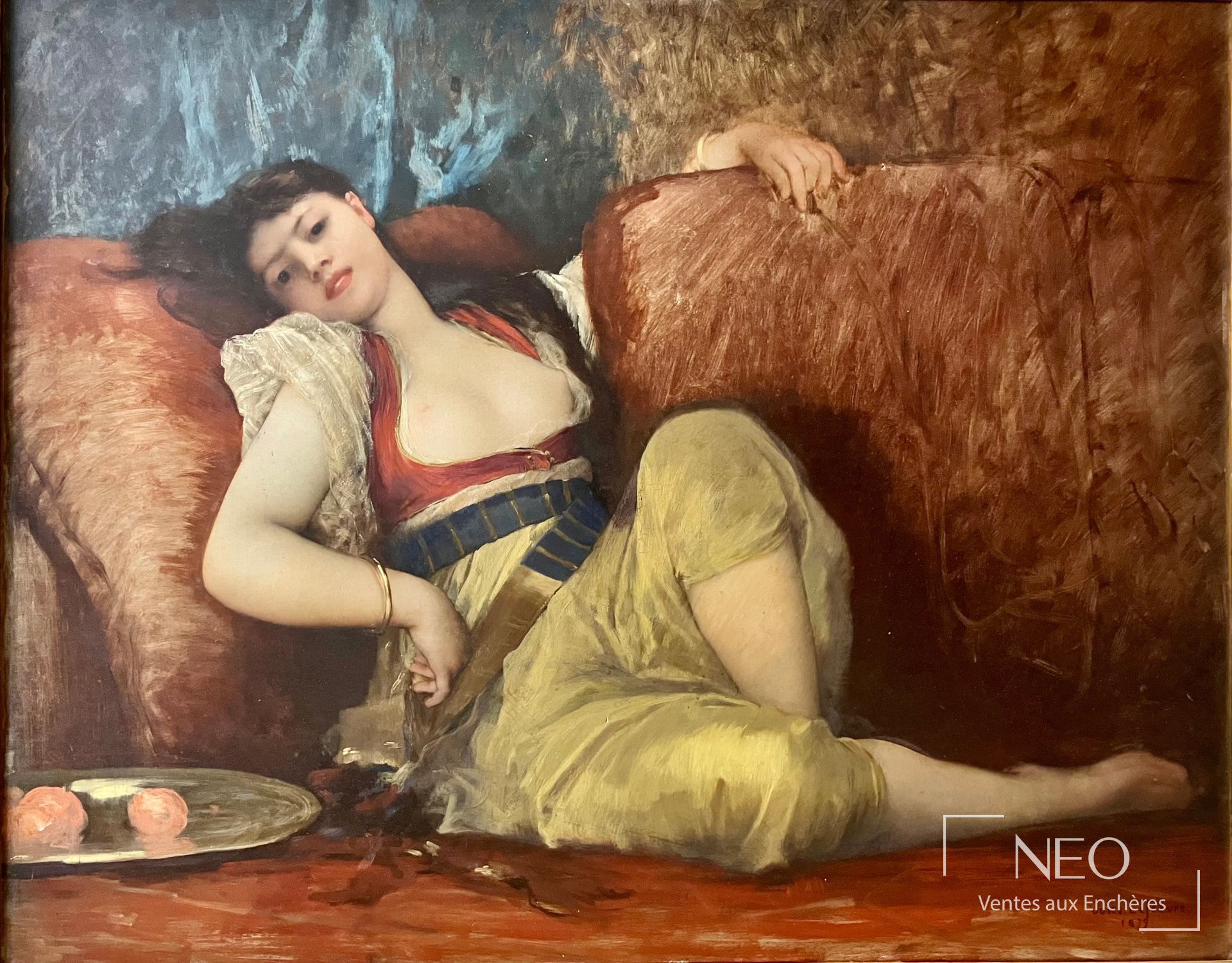 Peinture d'odalisque allongée tenant un plateau