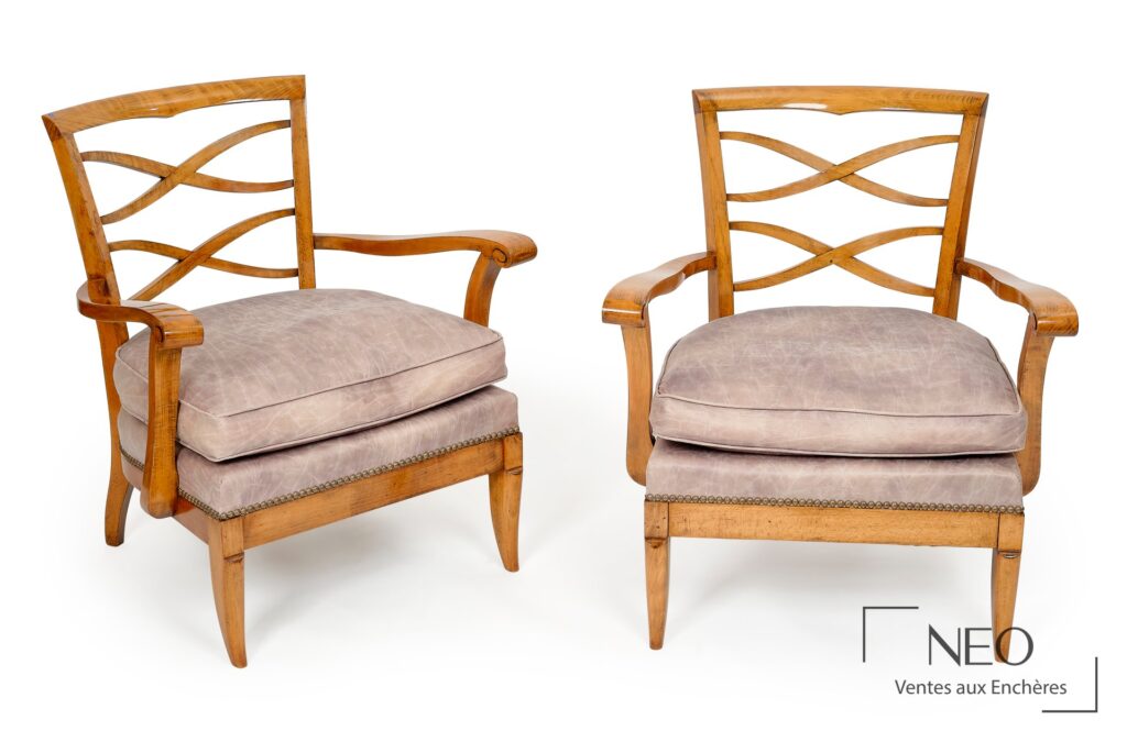 Paire de fauteuils en bois naturel avec dossier ajouré et assise garnie de cuir gris beige