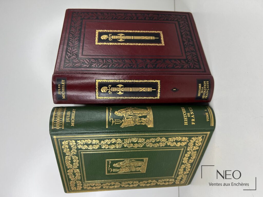 Deux tomes reliés de Jules Michelet