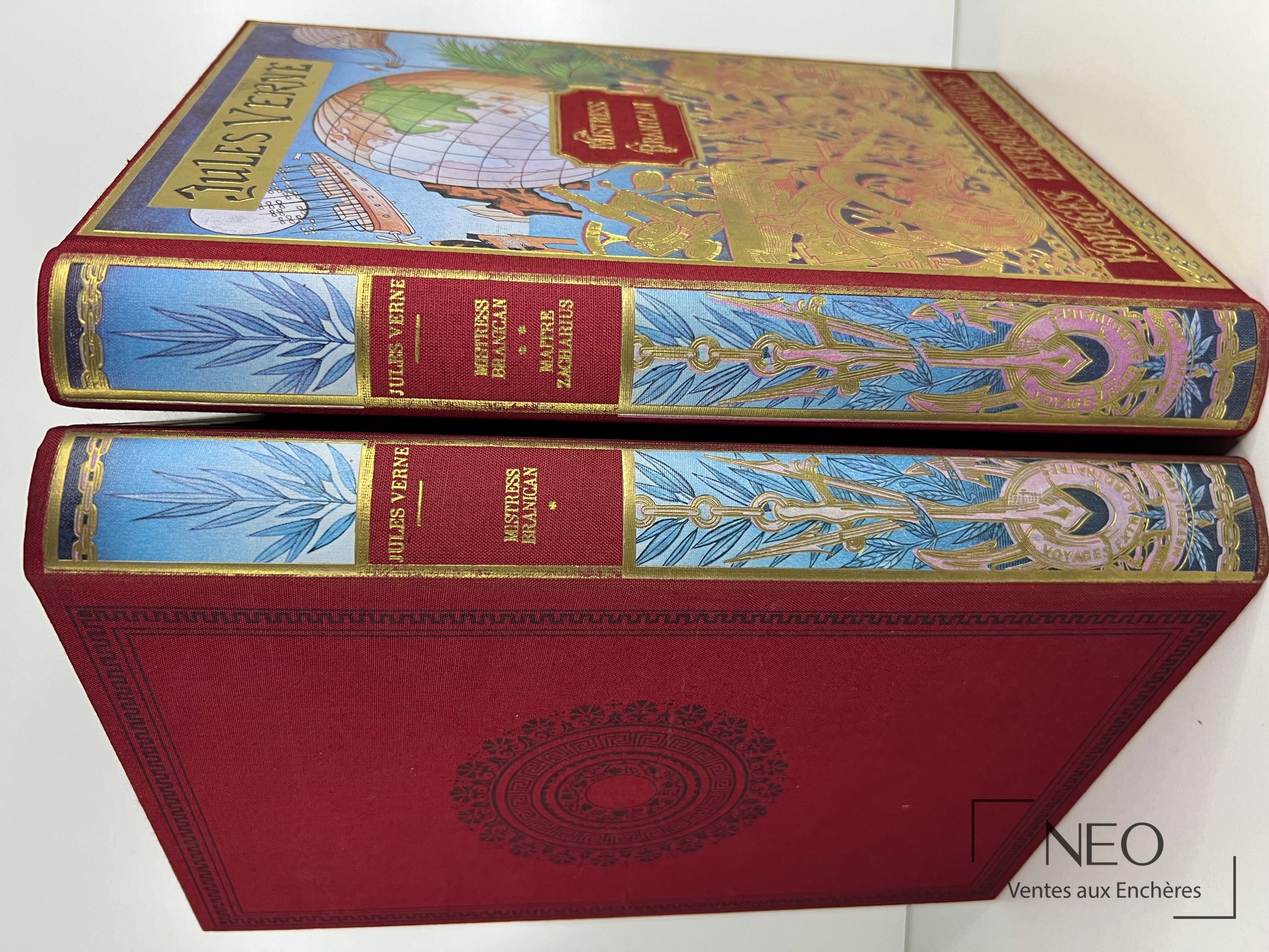Deux volumes Jules Verne en reliure rouge et ornements dorés