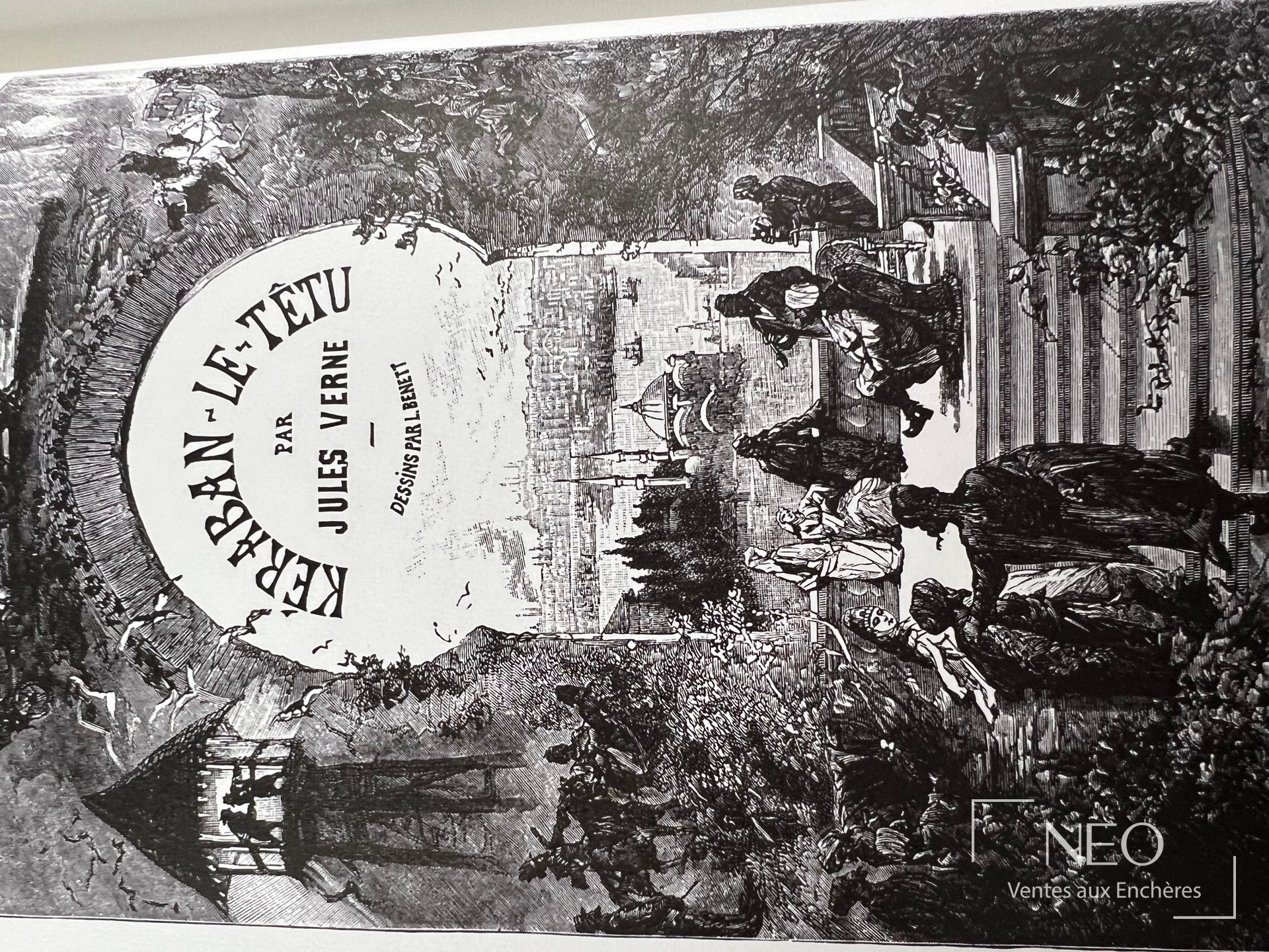 Page illustrée en noir et blanc avec le titre Keraban le têtu au centre d'une scène urbaine
