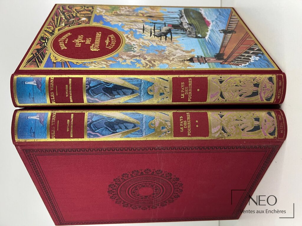 Deux volumes reliés de Jules Verne avec couvertures rouges et polychromes