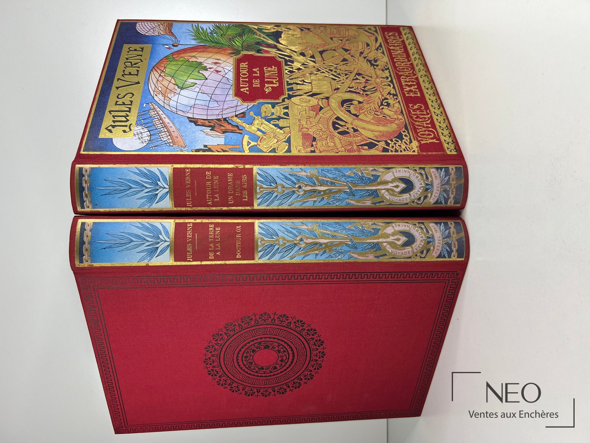 Deux volumes Jules Verne Hetzel à reliure rouge et dorures polychromes