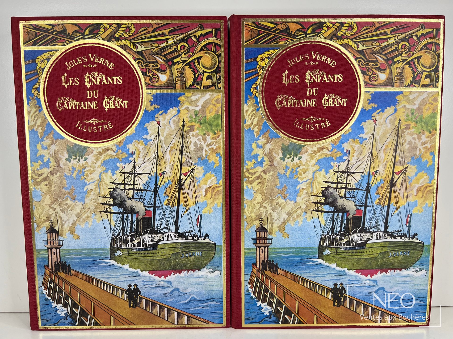 Deux volumes reliés de Jules Verne avec couverture polychrome rouge et dorures
