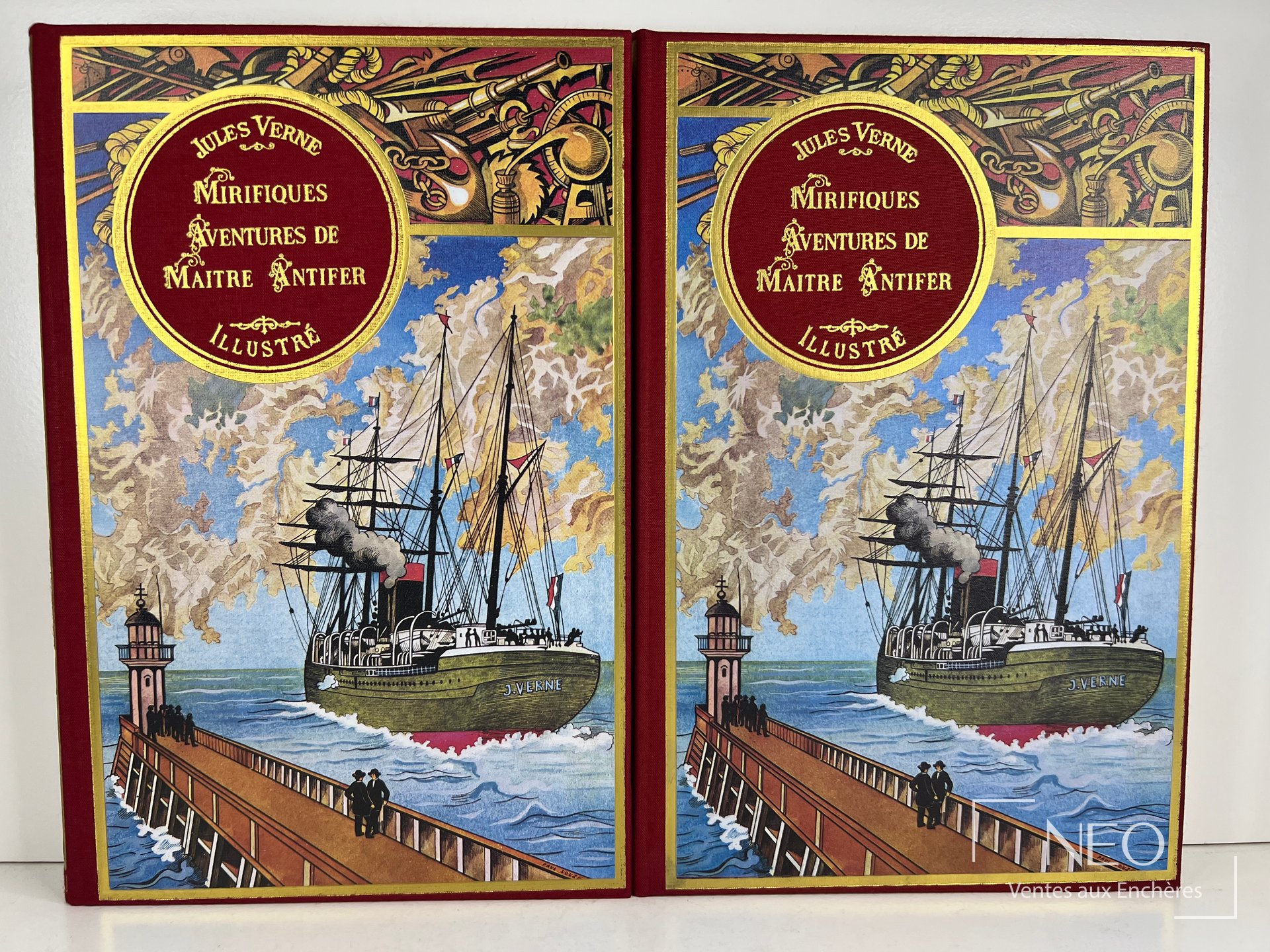 Deux volumes reliés en cartonnage d'éditeur polychrome