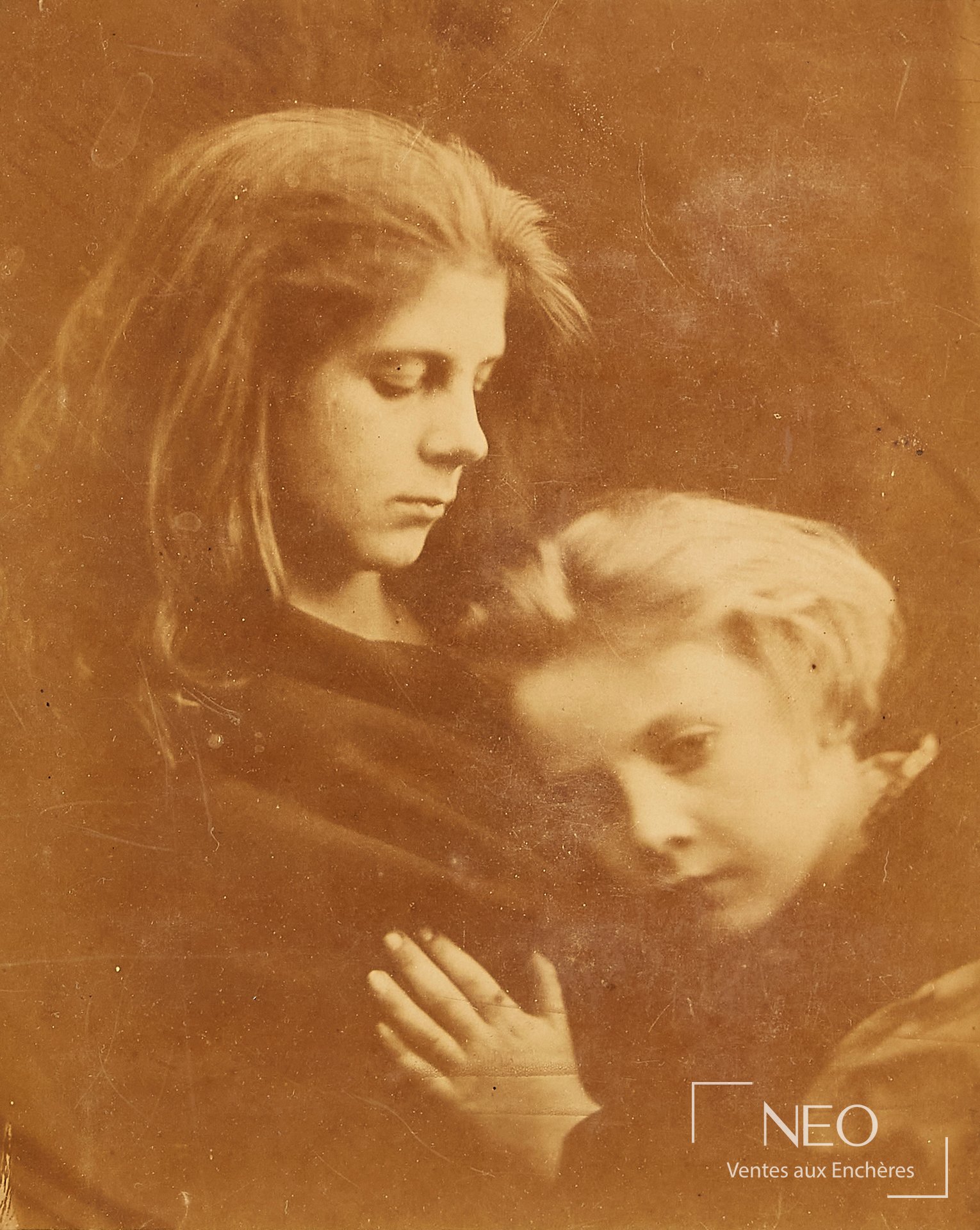 Portrait photographique sépia de deux jeunes femmes