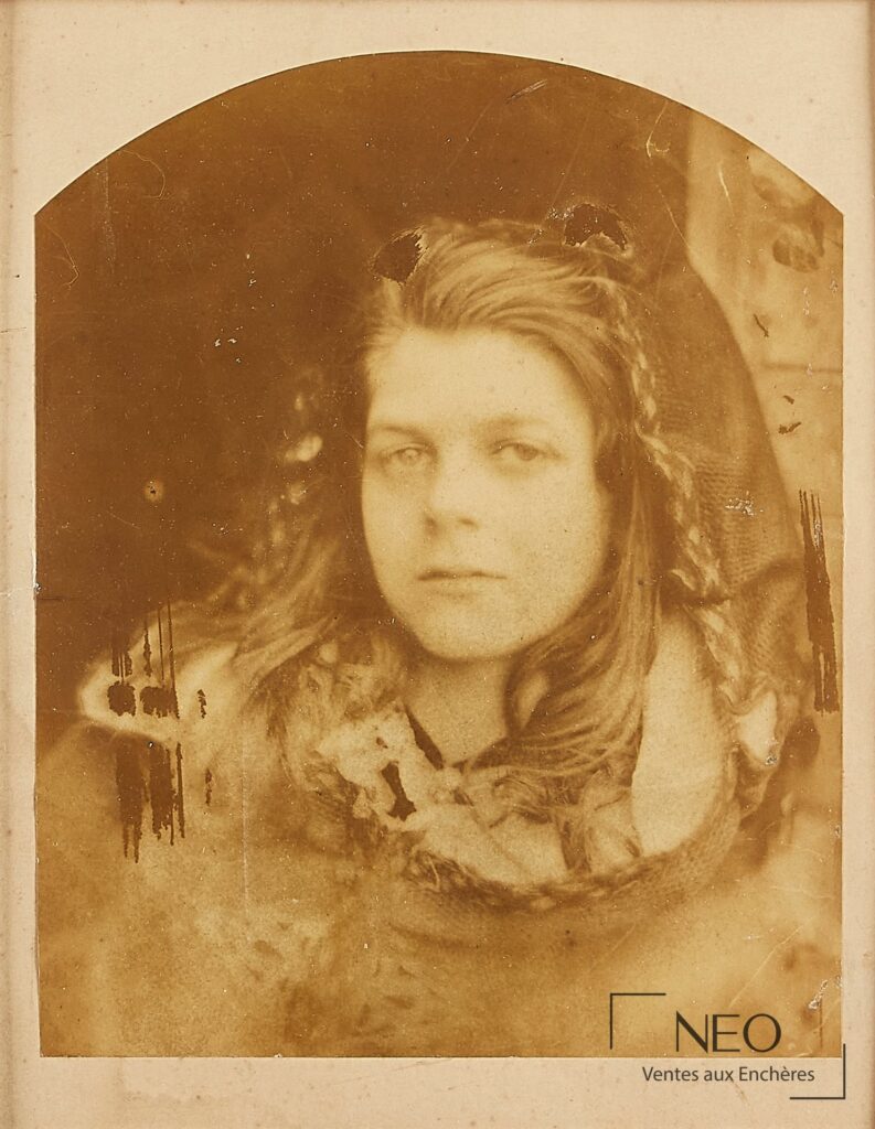Portrait photographique sépia d'une jeune femme