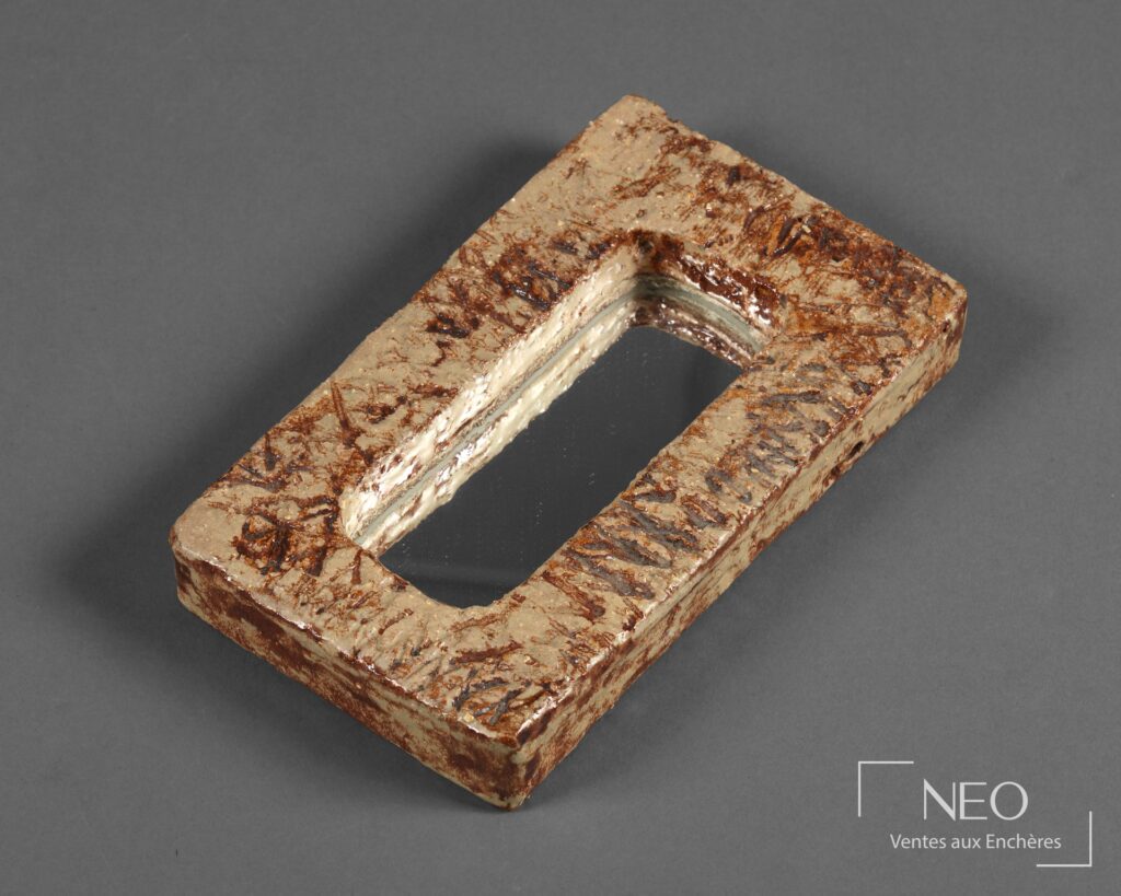 Miroir rectangulaire en céramique émaillée beige et ocre à décor strié