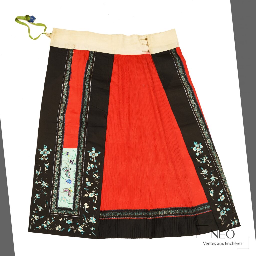 Jupe chinoise en soie damassée rouge et noire