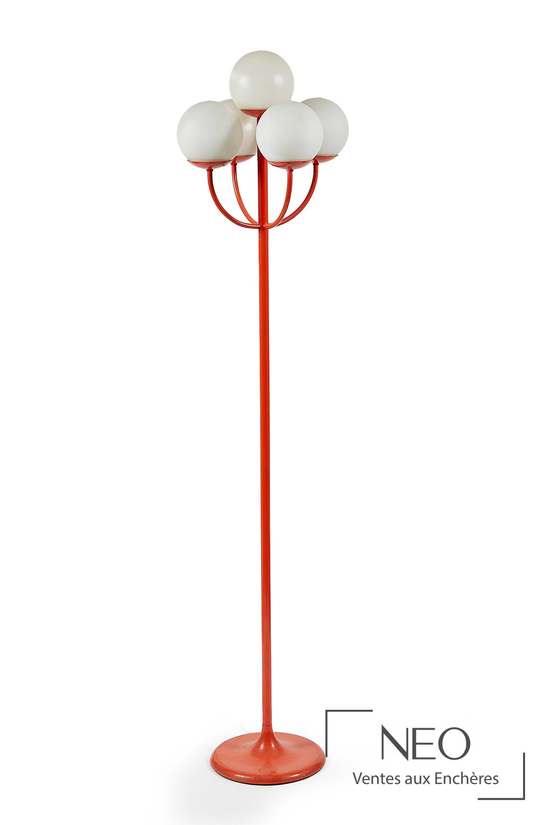 Lampadaire orange à cinq globes en verre opalin sur base circulaire