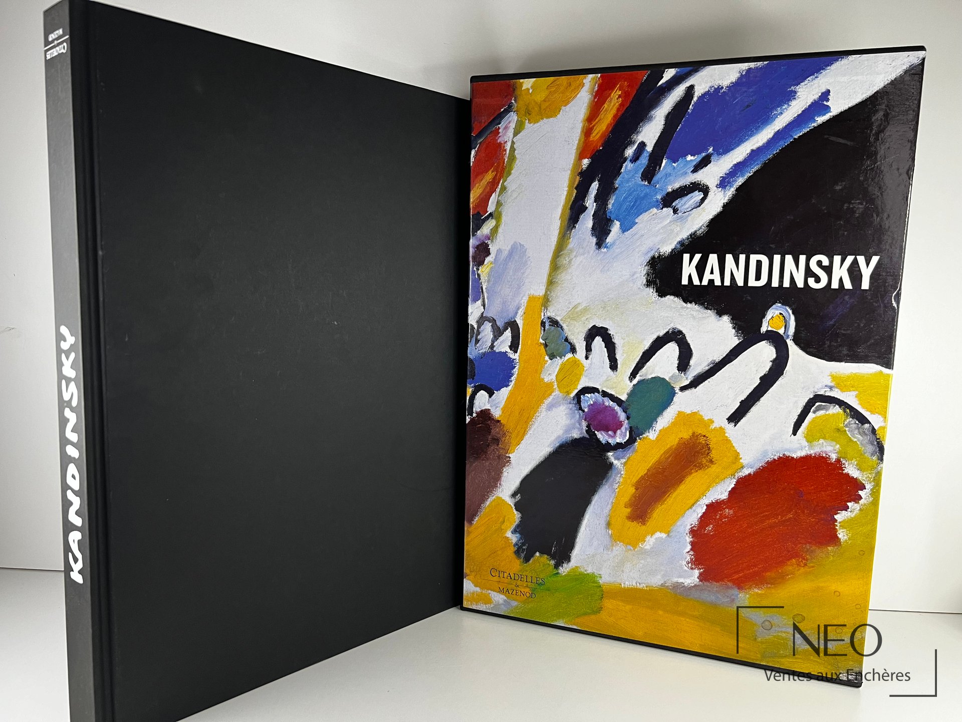 Couverture rigide et jaquette illustrée de l'ouvrage Kandinsky